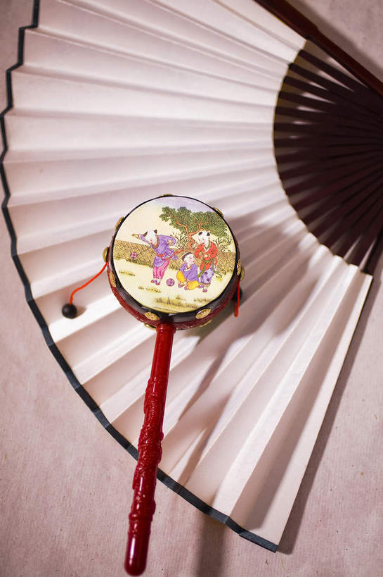 无人,竖图,俯视,室内,特写,白天,游戏,静物,玩具,一把,扇子,折扇,纸扇,乐器,古典,清凉,音乐,玩,凉爽,文化,娱乐,一个,休闲,益智,单个,活动,发泄,消遣,智力,拨浪鼓,宣泄,召唤,召集,撒扇,玩耍,嬉戏,彩图,高角度拍摄,传统文化