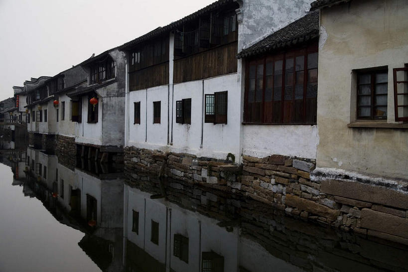 无人,家,横图,室外,白天,正面,旅游,度假,河流,名胜古迹,水,植物,标志建筑,地标,建筑,周庄,中国,亚洲,遗迹,纹路,瓦片,纹理,房屋,墙,屋顶,屋檐,屋子,河水,水流,乌云,云,阴天,云朵,云彩,顶棚,古迹,文物,娱乐,建设,古建筑,江苏,楼房,檐,墙壁,墙面,住宅,树,树木,绿色,倒影,天空,自然,天,享受,休闲,旅游胜地,放松,生长,成长,倒映,昏暗,阴沉,古文明,东亚,江苏省,昆山,昆山市,周庄镇,肌理,中华人民共和国,华东地区,苏,中国第一水乡,反照,鹿城,贞丰里,彩图,房子