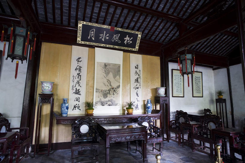 无人,横图,室内,白天,仰视,旅游,度假,绘画,名胜古迹,餐桌,地板,天花板,桌子,标志建筑,地标,建筑,椅子,照明,雕塑,中国,亚洲,遗迹,艺术,装饰,木制,标志,灯笼,雕刻,牌匾,文字,纸灯笼,字符,墙,地面,古典,古迹,文化,文物,娱乐,标识,建设,古建筑,江苏,无锡,木地板,墙壁,墙面,两个,木制品,工艺品,灯具,品味,享受,休闲,汉字,旅游胜地,放松,餐台,纪念,照亮,美术,高雅,照明设备,中文,主题,国画,水墨画,挂画,陈列,古文明,东亚,江苏省,中华人民共和国,华东地区,苏,功能,美学,国文,华文,无锡市,水墨,装饰画,彩图,低角度拍摄,北塘区,惠山古镇,中国画