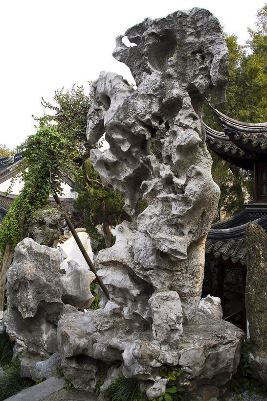 无人,竖图,室外,白天,仰视,旅游,度假,河流,礁石,石头,名胜古迹,水,植物,标志建筑,地标,建筑,中国,亚洲,阴影,遗迹,光线,石子,瓦片,影子,亭子,屋顶,屋檐,河水,水流,顶棚,古迹,文物,娱乐,建设,古建筑,江苏,苏州,檐,树,树木,绿色,天空,阳光,自然,凉亭,天,享受,休闲,旅游胜地,放松,生长,成长,古文明,东亚,江苏省,苏州市,中华人民共和国,华东地区,苏,阊门,姑苏区,留园,礁,石块,岩石,彩图,低角度拍摄,姑苏,飞檐,吴门