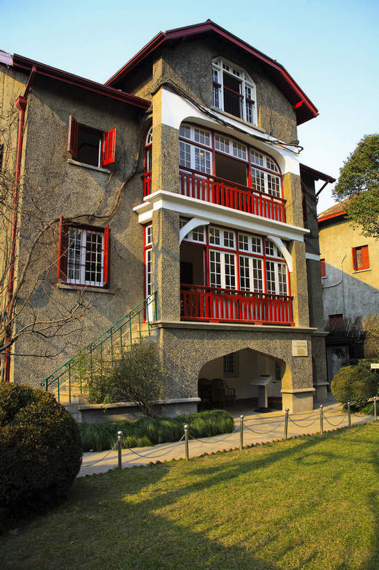 无人,家,栏杆,竖图,室外,白天,仰视,旅游,度假,草地,草坪,植物,窗户,门,标志建筑,道路,地标,建筑,路,重庆,中国,亚洲,阴影,光线,影子,房屋,墙,屋顶,屋子,围栏,小路,交通,顶棚,娱乐,建设,护栏,楼房,玻璃窗,墙壁,墙面,住宅,草,树,树木,蓝色,绿色,蓝天,天空,阳光,自然,门框,天,享受,休闲,旅游胜地,放松,生长,晴朗,成长,东亚,万里无云,渝中区,曾家岩50号,周公馆,中华人民共和国,西南地区,重庆市,渝,山城,晴空,晴空万里,彩图,低角度拍摄,房子,周恩来故居,曾家岩