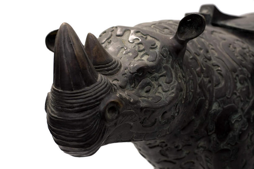 无人,站,横图,室内,特写,白天,白色背景,侧面,野生动物,静物,杯子,金属制品,雕塑,阴影,艺术,装饰,反射,纹路,金属,雕刻,雕像,纹理,影子,古典,文化,文物,一个,一只,动物,酒杯,工艺品,站着,摄影,影棚,单个,古董,纪念,美术,古物,摄影棚,樽,主题,凶猛,陈列,古玩,肌理,青铜,功能,美学,青铜器,残暴,凶残,犀牛,站立,半身,彩图,影棚拍摄,拍摄,青铜制品,错金银云纹青铜犀尊