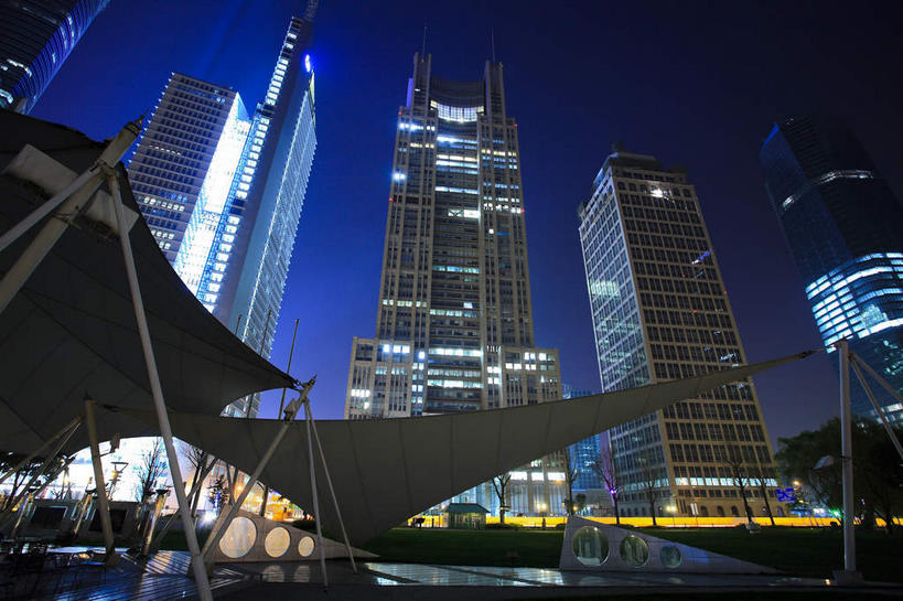 无人,高楼大厦,横图,室外,夜晚,仰视,度假,美景,树林,植物,窗户,城市风光,城市,大厦,建筑,路灯,摩天大楼,照明,雕塑,上海,中国,亚洲,一排,许多,阴影,艺术,整齐,装饰,光线,雕刻,雕像,影子,柱子,墙,景观,建筑群,灯光,很多,娱乐,建设,浦东,玻璃窗,墙壁,墙面,灯,树,树木,排列,绿色,自然,工艺品,享受,休闲,景色,放松,生长,成长,纪念,照亮,美术,申,照明设备,队列,主题,陈列,金融中心,陆家嘴,陆家嘴金融贸易区,浦东新区,东亚,上海市,中华人民共和国,沪,华东地区,交银金融大厦,功能,美学,彩图,低角度拍摄,大楼,高层建筑,高楼,摩天楼,上海银行大厦,汇亚大厦