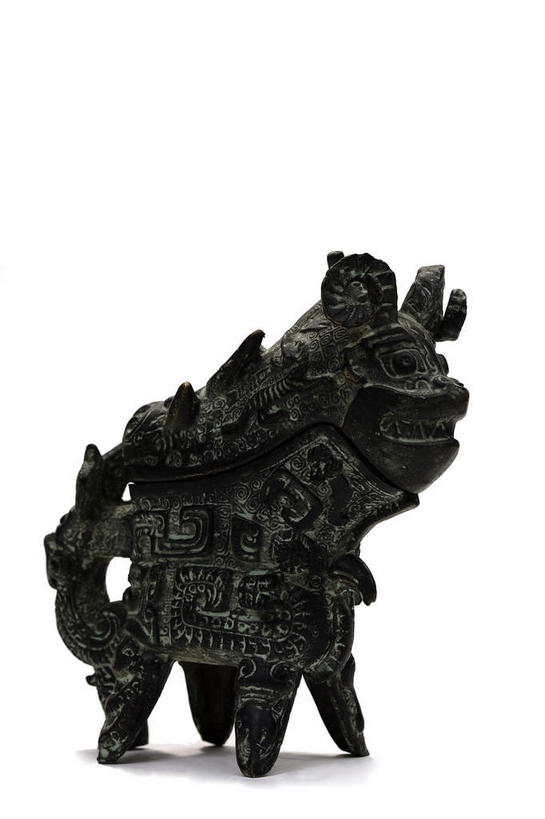 无人,竖图,室内,特写,白天,白色背景,侧面,静物,杯子,金属制品,雕塑,艺术,装饰,生锈,金属,雕刻,雕像,古典,文化,文物,一个,酒杯,工艺品,摄影,影棚,单个,古董,纪念,腐蚀,侵蚀,美术,古物,摄影棚,主题,怪物,陈列,古玩,青铜,功能,美学,青铜器,腐化,锈迹斑斑,彩图,全身,影棚拍摄,拍摄,青铜制品,觥,鸟兽纹觥