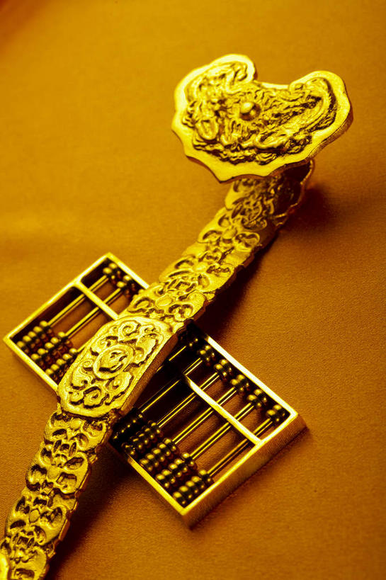 无人,竖图,俯视,室内,特写,白天,爱情,奢侈,幸福,算盘,静物,玉,珠宝,阴影,古老,反射,计算,科学,纹路,金属,纹理,影子,办公用品,金色背景,文化,传统,黄金,一个,理财,财务,摄影,奢侈品,影棚,单个,昂贵,玉器,吉祥,贵重,珍贵,数学,摄影棚,坚定,玉石,信念,如意,肌理,贵金属,约定,宝贵,珠算,彩图,高角度拍摄,影棚拍摄,拍摄,玉如意,金子