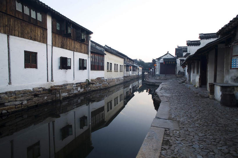 无人,家,横图,室外,白天,正面,旅游,度假,河流,名胜古迹,水,窗户,标志建筑,道路,地标,建筑,路,周庄,中国,亚洲,阴影,遗迹,光线,影子,房屋,墙,屋顶,屋子,河水,水流,乡村,农村,小路,交通,顶棚,古迹,文物,娱乐,建设,古建筑,江苏,楼房,玻璃窗,墙壁,墙面,石板路,住宅,白色,倒影,天空,阳光,村庄,天,享受,休闲,旅游胜地,放松,村落,倒映,古文明,东亚,江苏省,昆山,昆山市,周庄镇,中华人民共和国,华东地区,苏,中国第一水乡,屯子,墟落,反照,鹿城,贞丰里,彩图,房子