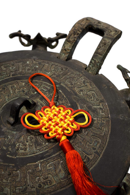 无人,竖图,俯视,室内,特写,白天,白色背景,静物,雕塑,艺术,装饰,生锈,雕刻,雕像,手工艺品,古典,文化,文物,一个,红色,工艺品,中国结,金色,摄影,影棚,单个,古董,纪念,鼎,腐蚀,侵蚀,美术,高雅,古物,摄影棚,主题,用具,饰物,器具,陈列,古玩,铜器,功能,美学,自信心,品位,青铜器,腐化,锈迹斑斑,彩图,高角度拍摄,影棚拍摄,拍摄,青铜炊器,青铜鼎,王子午鼎