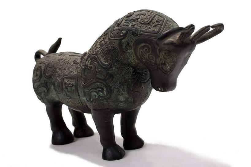 无人,横图,室内,特写,白天,白色背景,侧面,静物,杯子,金属制品,雕塑,阴影,艺术,装饰,生锈,反射,金属,雕刻,雕像,影子,古典,文化,文物,一个,酒杯,工艺品,摄影,影棚,单个,古董,纪念,腐蚀,侵蚀,美术,古物,摄影棚,樽,主题,陈列,古玩,青铜,功能,美学,青铜器,腐化,锈迹斑斑,彩图,全身,影棚拍摄,拍摄,青铜制品,牛尊,牺尊