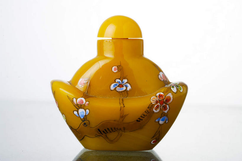 无人,横图,室内,特写,白天,正面,桌子,静物,玻璃,阴影,盛开,反射,纹路,壶,纹理,影子,枝条,古典,花蕾,文化,文物,玻璃制品,花,花瓣,花朵,鲜花,树枝,一个,黄色,倒影,容器,工艺品,花苞,花蕊,单个,古董,储藏,倒映,古物,储存,古玩,鼻烟壶,肌理,反照,虬枝,枝杈,彩图,贮存