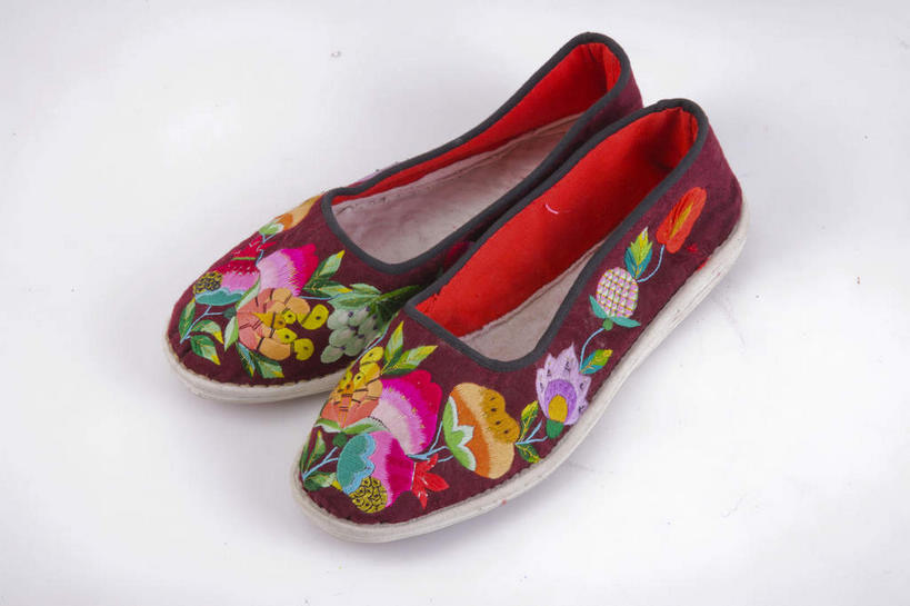 无人,横图,俯视,室内,特写,白天,静物,鞋子,刺绣,一双,灰色背景,艺术,手工艺品,文化,工艺品,摄影,影棚,布鞋,绣,高雅,摄影棚,自信心,品位,彩图,高角度拍摄,影棚拍摄,拍摄,女红,针绣,针黹,黹