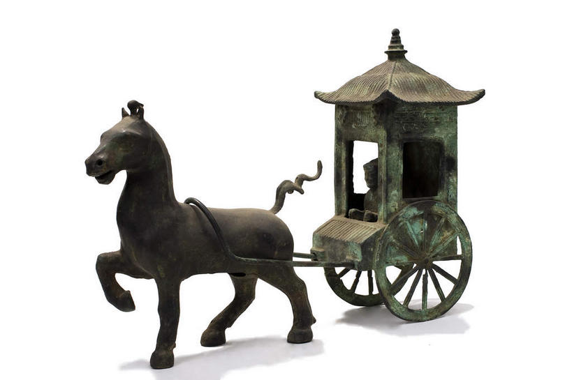 无人,站,横图,室内,特写,白天,白色背景,侧面,马,野生动物,静物,金属制品,雕塑,艺术,装饰,金属,雕刻,雕像,马车,古典,文化,文物,一匹,车,一个,动物,绳子,工艺品,交通工具,站着,抬脚,运输,摄影,牲畜,影棚,单个,古董,纪念,手柄,绳索,美术,控制,缰绳,古物,载具,摄影棚,主题,陈列,古玩,青铜,功能,美学,青铜器,站立,彩图,全身,影棚拍摄,拍摄,青铜制品,轺车