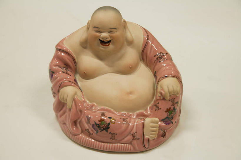 东方人,秃头,一个人,无人,坐,笑,大笑,横图,俯视,室内,特写,白天,兴奋,静物,雕塑,亚洲,仅一个男性,仅一个人,仅一个中年男性,艺术,装饰,雕刻,雕像,古典,注视,黄种人,文化,文物,弥勒佛,裸露,一个,粉色,工艺品,观察,看,祈祷,张嘴,健康,搭,许愿,摄影,宗教,佛教,信仰,影棚,单个,古董,观看,纪念,祈求,美术,察看,古物,搭着,关注,摄影棚,主题,裸,陈列,张大嘴巴,古玩,袈裟,功能,美学,哈哈大笑,布袋和尚,布袋神,弥勒,弥勒菩萨,释教,法衣,陶瓷雕塑,平安,男人,男性,中年男性,亚洲人,光头,无发,张开嘴,坐着,彩图,高角度拍摄,全身,影棚拍摄,高兴,狂笑,拍摄,加沙,迦逻沙曳,迦沙,袈裟野,莲服,僧衣,大肚弥勒佛,大肚弥来佛