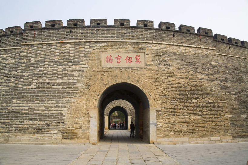 东方人,一个人,无人,栏杆,站,横图,室外,白天,正面,旅游,度假,标志建筑,道路,地标,建筑,路,中国,亚洲,仅一个男性,仅一个人,行人,游客,游人,阴影,服装,光线,标志,文字,影子,字符,墙,拱门,围栏,小路,交通,注视,休闲装,黄种人,娱乐,标识,建设,城墙,山东,护栏,路人,旅客,墙壁,墙面,石板路,仅一个年轻男性,衣服,红色,蓝色,蓝天,天空,阳光,天,观察,看,站着,享受,休闲,墓地,休闲服,汉字,旅游胜地,放松,服饰,城楼,晴朗,观看,坚硬,察看,坟墓,陵墓,关注,中文,防御,坟场,东亚,曲阜,曲阜市,山东省,万里无云,中华人民共和国,华东地区,国文,华文,鲁,门楼,坚固,过客,男人,男性,年轻男性,亚洲人,晴空,晴空万里,站立,彩图,孔林,圣林