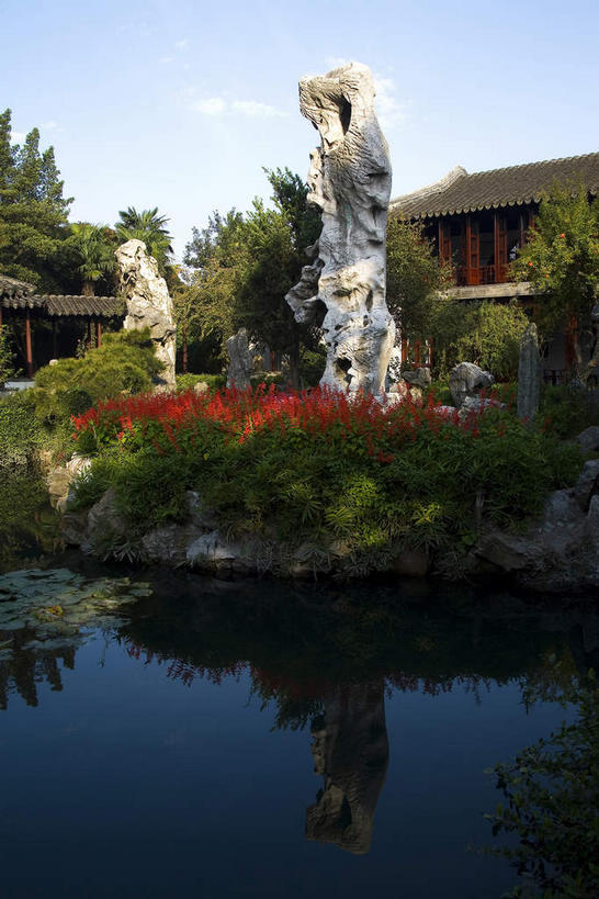 无人,家,竖图,室外,白天,正面,旅游,度假,湖,湖泊,石头,名胜古迹,山,水,植物,标志建筑,地标,建筑,中国,亚洲,阴影,遗迹,艺术,光线,石子,瓦片,影子,手工艺品,房屋,屋顶,屋檐,屋子,湖面,山峰,水流,水面,云,云朵,山峦,云彩,顶棚,古迹,文化,文物,娱乐,建设,古建筑,江苏,苏州,楼房,檐,住宅,树,树木,蓝色,绿色,白云,倒影,蓝天,天空,阳光,自然,工艺品,湖水,天,享受,休闲,假山,旅游胜地,放松,生长,晴朗,成长,倒映,高雅,古文明,东亚,江苏省,苏州市,中华人民共和国,华东地区,苏,自信心,品位,反照,阊门,姑苏区,留园,石块,岩石,晴空,彩图,房子,小山,姑苏,吴门