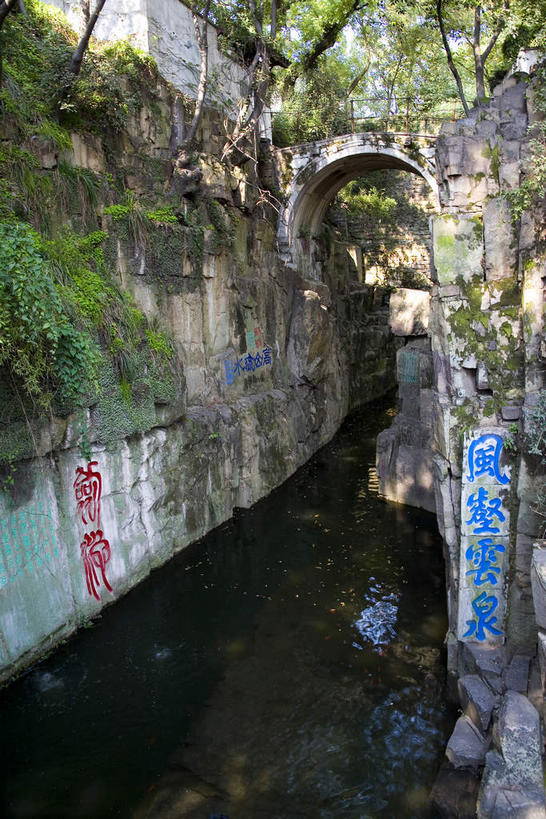 无人,公园,家,竖图,室外,白天,正面,旅游,度假,建材,河流,名胜古迹,水,植物,标志建筑,地标,建筑,中国,亚洲,阴影,遗迹,光线,纹路,材料,纹理,影子,砖,砖块,房屋,墙,屋子,河水,水流,拱门,古迹,文物,娱乐,建设,古建筑,江苏,苏州,楼房,墙壁,墙面,住宅,树,树木,绿色,阳光,自然,享受,休闲,砖头,旅游胜地,放松,建造,生长,成长,古文明,东亚,江苏省,苏州市,虎丘,肌理,中华人民共和国,华东地区,苏,姑苏区,虎丘山,石料,彩图,房子,砌墙砖,姑苏,虎丘山风景名胜区,苏州虎丘公园