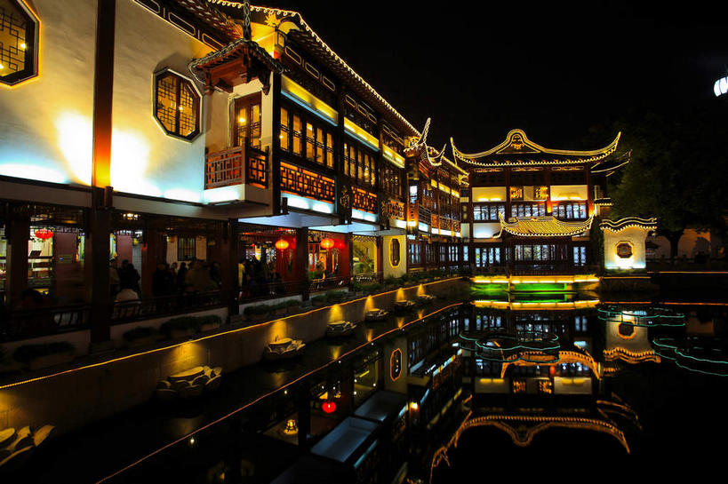 无人,家,栏杆,横图,彩色,室外,夜晚,正面,旅游,度假,湖,湖泊,名胜古迹,水,标志建筑,地标,建筑,霓虹灯,上海,中国,亚洲,阴影,遗迹,光线,木板,瓦片,影子,房屋,屋檐,屋子,湖面,水流,水面,围栏,桥,灯光,七彩,木桥,古迹,文物,娱乐,光源,建设,古建筑,护栏,楼房,霓虹,檐,住宅,栈桥,灯,倒影,九曲桥,豫园,湖水,享受,休闲,旅游胜地,放松,人行桥,木板桥,申,倒映,照明设备,黄浦区,古文明,东亚,上海市,中华人民共和国,沪,华东地区,氖灯,反照,上海九曲桥,彩图,房子,飞檐