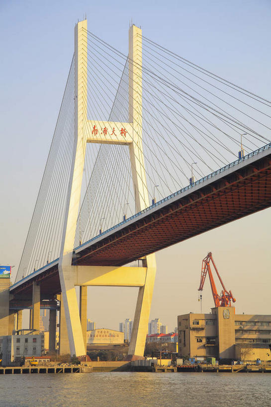 无人,栏杆,码头,竖图,室外,白天,仰视,旅游,度假,技术,河流,日落,水,标志建筑,大桥,地标,港口,建筑,轮船,桥梁,船,上海,中国,亚洲,一艘,波纹,飞溅,溅,液体,河水,水滴,水流,晚霞,霞光,落日,围栏,斜拉桥,桥,娱乐,设备,建设,黄浦江,浦东,护栏,水珠,施工,水纹,黄昏,船尾波,交通工具,波浪,享受,休闲,机械,起重机,旅游胜地,彩霞,放松,吊机,申,工程,喷洒,载具,南浦大桥,黄浦区,浦东新区,东亚,上海市,游艇码头,中华人民共和国,沪,华东地区,夕照,薄暮,斜张桥,夕阳,彩图,低角度拍摄,傍晚,摆渡口,埠头,渡口,渡头,港湾,海港,口岸,春申江,斜阳