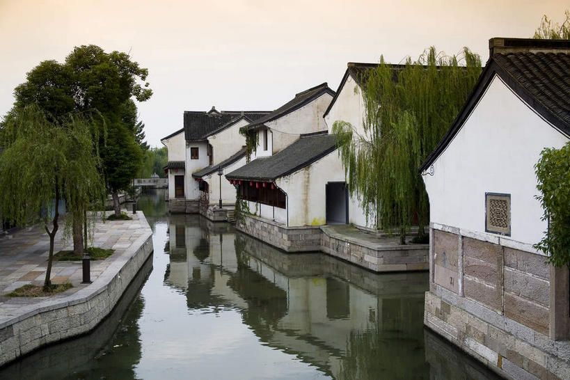 无人,家,横图,室外,白天,正面,旅游,度假,湖,湖泊,名胜古迹,日落,水,植物,标志建筑,地标,建筑,中国,亚洲,遗迹,瓦片,房屋,屋顶,屋檐,屋子,湖面,水流,水面,晚霞,霞光,落日,顶棚,古迹,文物,娱乐,建设,古建筑,浙江,楼房,檐,住宅,树,树木,浙江省,绿色,倒影,自然,黄昏,湖水,享受,休闲,旅游胜地,彩霞,放松,生长,成长,倒映,古文明,东亚,绍兴,柯岩,中华人民共和国,华东地区,浙,绍兴市,夕照,反照,薄暮,夕阳,彩图,傍晚,房子,柯岩风景区,绍兴柯岩风景区,斜阳