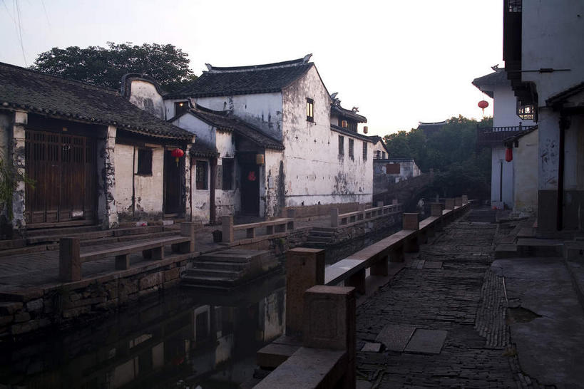 无人,家,栏杆,横图,室外,白天,正面,旅游,度假,河流,名胜古迹,水,植物,标志建筑,道路,地标,建筑,路,周庄,中国,亚洲,遗迹,纹路,瓦片,纹理,房屋,墙,屋顶,屋檐,屋子,河水,水流,乌云,云,阴天,云朵,围栏,小路,交通,云彩,顶棚,古迹,文物,娱乐,建设,古建筑,江苏,护栏,楼房,檐,墙壁,墙面,住宅,树,树木,绿色,天空,自然,天,享受,休闲,旅游胜地,放松,生长,成长,昏暗,阴沉,古文明,东亚,江苏省,昆山,昆山市,周庄镇,肌理,中华人民共和国,华东地区,苏,中国第一水乡,鹿城,贞丰里,彩图,房子