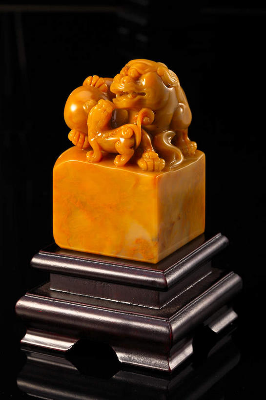 无人,竖图,俯视,室内,特写,白天,哺乳动物,野生动物,狮子,静物,玉,雕塑,阴影,黑色背景,艺术,装饰,反射,木制,雕刻,雕像,影子,古典,文化,文物,架子,一个,黄色,动物,木制品,工艺品,两只,摄影,奢侈品,玉雕,影棚,单个,古董,纪念,支撑,玉器,美术,固定,贵重,珍贵,古物,摄影棚,主题,凶猛,陈列,玉石,古玩,功能,美学,宝贵,残暴,凶残,彩图,高角度拍摄,全身,影棚拍摄,拍摄,玉玺,官印,玺,印叫玺,国玺