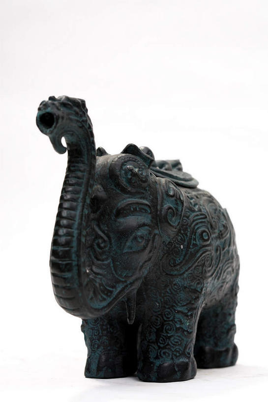 无人,站,竖图,室内,特写,白天,白色背景,正面,哺乳动物,大象,野生动物,静物,杯子,金属制品,雕塑,一头,阴影,艺术,装饰,生锈,反射,纹路,金属,雕刻,雕像,纹理,影子,古典,文化,文物,一个,动物,酒杯,工艺品,站着,摄影,影棚,单个,古董,纪念,腐蚀,侵蚀,美术,古物,摄影棚,樽,主题,陈列,古玩,肌理,青铜,功能,美学,青铜器,腐化,锈迹斑斑,象,站立,彩图,影棚拍摄,拍摄,青铜制品,铜象尊,象尊