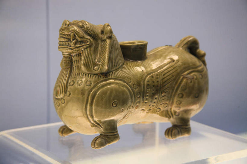 无人,站,横图,室内,特写,白天,侧面,静物,雕塑,艺术,装饰,透明,雕刻,雕像,墙,古典,文化,文物,架子,墙壁,墙面,一个,一只,灰色,工艺品,站着,单个,古董,纪念,支撑,美术,固定,古物,主题,怪物,陈列,古玩,功能,美学,通透,陶瓷雕塑,抬头,仰头,站立,彩图,全身