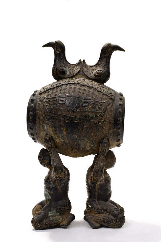 无人,竖图,室内,特写,白天,白色背景,正面,静物,金属制品,阴影,生锈,反射,纹路,金属,纹理,影子,鼓,乐器,古典,文化,文物,一个,工艺品,摄影,影棚,单个,古董,打击乐器,腐蚀,侵蚀,古物,摄影棚,古玩,肌理,青铜,青铜器,腐化,锈迹斑斑,彩图,影棚拍摄,拍摄,青铜制品,铜鼓