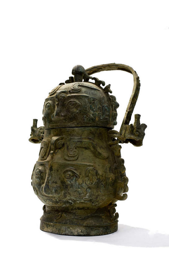 无人,竖图,室内,特写,白天,白色背景,正面,静物,金属制品,阴影,生锈,反射,纹路,金属,纹理,影子,古典,文化,文物,一个,容器,工艺品,摄影,影棚,单个,古董,储藏,腐蚀,侵蚀,古物,储存,摄影棚,古玩,肌理,青铜,青铜器,腐化,锈迹斑斑,彩图,影棚拍摄,拍摄,贮存,青铜制品,酒器,提梁卣