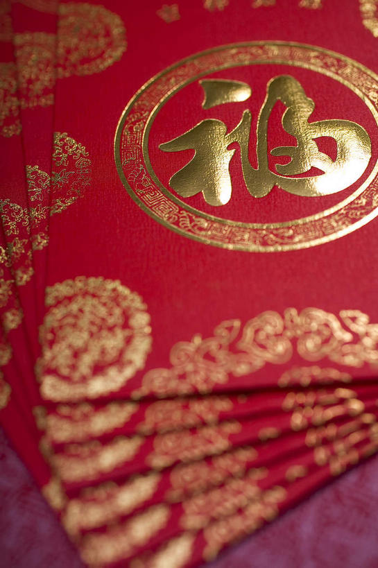 无人,竖图,俯视,室内,特写,白天,静物,一排,许多,阴影,风俗,整齐,民俗,反射,标志,文字,影子,字符,很多,标识,排列,红色,金色,汉字,恭喜,红包,堆,队列,中文,祝贺,祝愿,国文,华文,民风,习气,习惯,红封包,彩图,高角度拍摄
