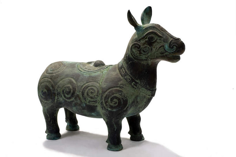 无人,站,横图,室内,特写,白天,白色背景,侧面,牛,静物,杯子,金属制品,阴影,生锈,反射,纹路,金属,纹理,影子,古典,文化,文物,一个,一只,动物,酒杯,工艺品,站着,家畜,摄影,牲畜,影棚,单个,古董,腐蚀,侵蚀,古物,摄影棚,樽,古玩,肌理,青铜,青铜器,腐化,锈迹斑斑,站立,彩图,全身,影棚拍摄,拍摄,青铜制品,牛尊,牺尊,云纹牺尊