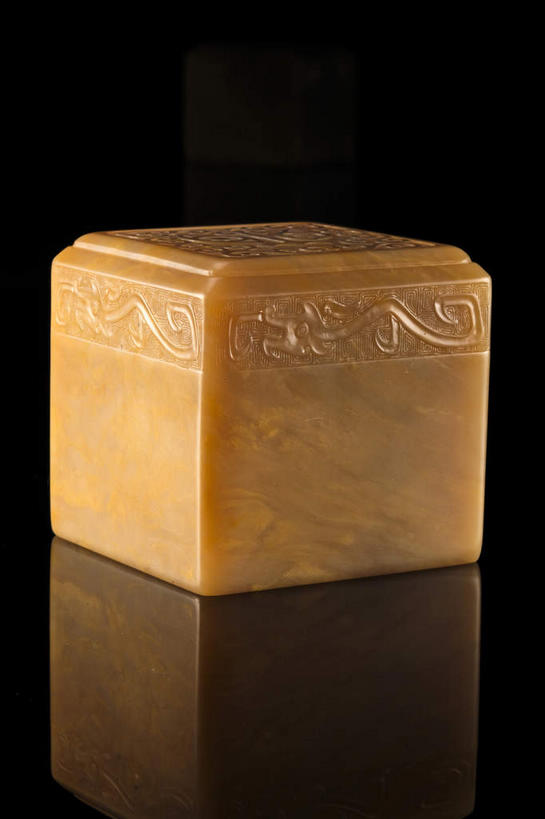 无人,竖图,室内,特写,白天,正面,静物,玉,雕塑,黑色背景,艺术,装饰,纹路,雕刻,雕像,纹理,褐色,一个,工艺品,摄影,奢侈品,影棚,单个,纪念,玉器,美术,贵重,珍贵,摄影棚,主题,陈列,玉石,肌理,功能,美学,宝贵,彩图,影棚拍摄,拍摄,玉玺,官印,玺,印叫玺,国玺