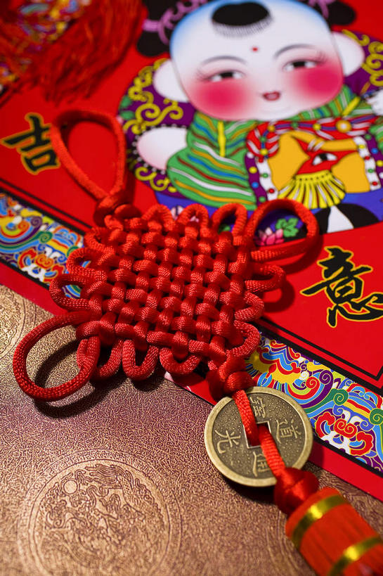无人,竖图,俯视,室内,特写,白天,钱,静物,艺术,纹路,钱币,纹理,手工艺品,历史,文化,一个,红色,工艺品,中国结,扶,金融,经济,单个,高雅,扶着,饰物,流通,贸易,铜钱,肌理,自信心,品位,货币,现金,硬币,彩图,高角度拍摄,古钱币