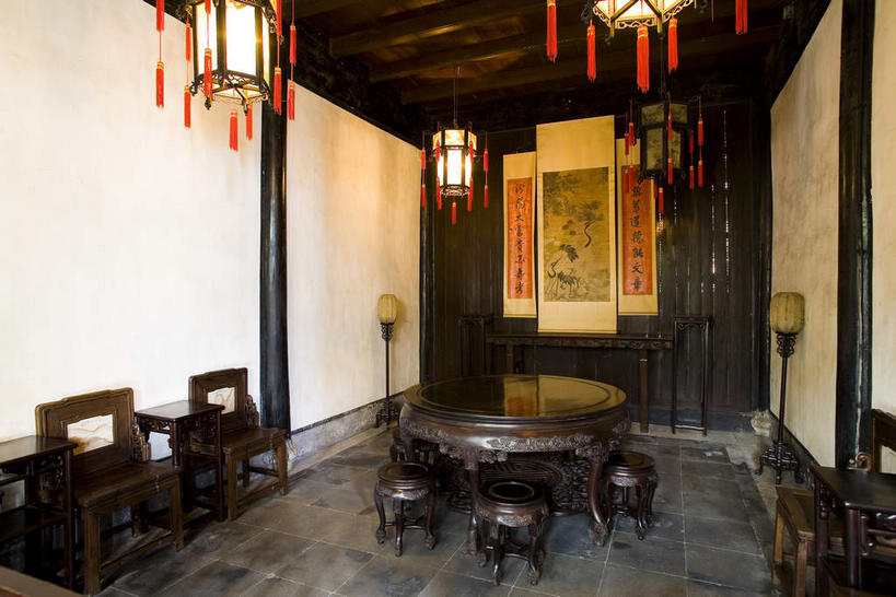 无人,横图,室内,白天,正面,旅游,度假,绘画,名胜古迹,地板,天花板,桌子,标志建筑,地标,建筑,椅子,照明,中国,亚洲,一排,阴影,遗迹,艺术,整齐,并列,并排,光线,木制,灯笼,影子,纸灯笼,墙,灯光,地面,古典,茶几,古迹,文化,文物,娱乐,建设,古建筑,浙江,木地板,墙壁,墙面,浙江省,排列,木制品,工艺品,灯具,品味,四个,享受,休闲,旅游胜地,放松,照亮,美术,高雅,照明设备,队列,国画,水墨画,挂画,平行,古文明,东亚,绍兴,中华人民共和国,华东地区,浙,美学,绍兴市,水墨,装饰画,彩图,绍兴鲁迅故里,鲁迅故里,鲁迅故居,绍兴鲁迅故居,越城,越城区,中国画