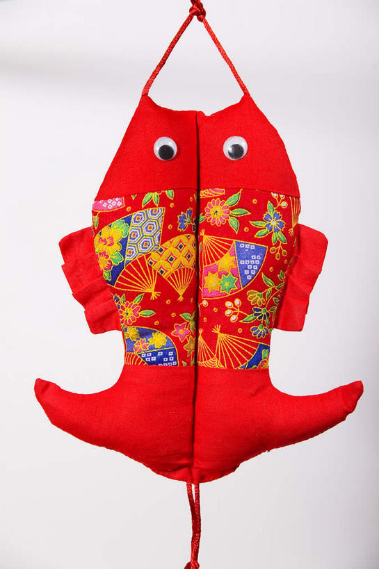 无人,竖图,室内,特写,白天,正面,鲤鱼,静物,灰色背景,艺术,鱼,手工艺品,文化,水产,鱼类,两个,红色,工艺品,中国结,金色,摄影,影棚,吉祥,高雅,摄影棚,水生动物,饰物,水生物,自信心,品位,年年有余,美梦成真,事业有成,鲤子,鲤拐子,彩图,全身,影棚拍摄,拍摄,淡水生物,河鲜