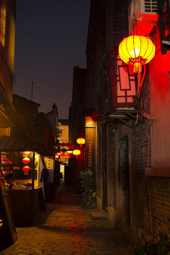 无人,家,竖图,室外,夜晚,正面,旅游,度假,名胜古迹,标志建筑,道路,地标,建筑,路,照明,中国,亚洲,吊挂,悬挂,阴影,遗迹,光线,灯笼,瓦片,影子,纸灯笼,房屋,屋檐,屋子,小路,灯光,交通,挂,古迹,文物,娱乐,建设,古建筑,浙江,楼房,檐,住宅,浙江省,红色,灯具,享受,休闲,旅游胜地,放松,杭州,照亮,照明设备,古文明,东亚,杭州市,中华人民共和国,华东地区,省会,浙,彩图,房子,上城区,清荷坊
