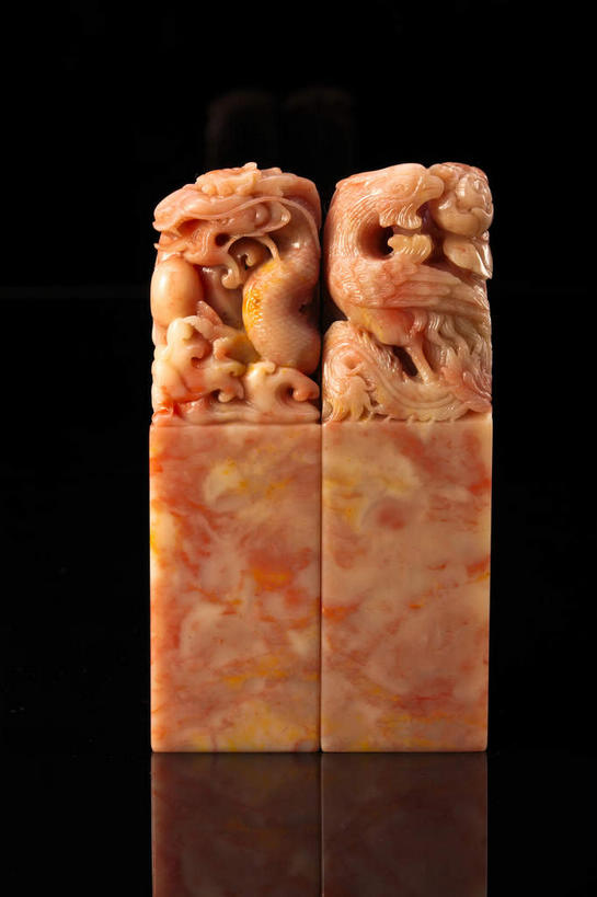 无人,竖图,室内,特写,白天,正面,静物,玉,雕塑,黑色背景,艺术,装饰,纹路,雕刻,雕像,纹理,褐色,两个,工艺品,摄影,奢侈品,影棚,纪念,玉器,美术,贵重,珍贵,摄影棚,主题,陈列,玉石,肌理,功能,美学,宝贵,彩图,影棚拍摄,拍摄,玉玺,官印,玺,印叫玺,国玺