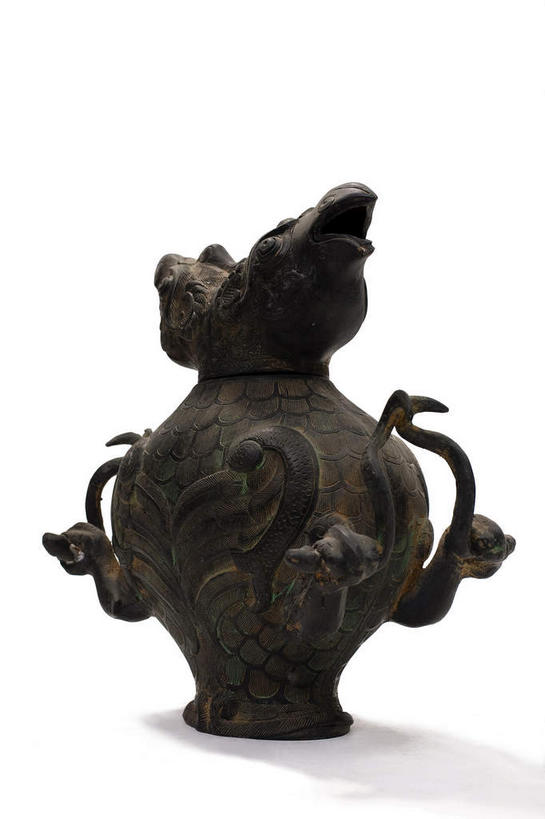 无人,竖图,室内,特写,白天,白色背景,正面,静物,金属制品,金属,壶,水壶,茶壶,摄影,影棚,摄影棚,青铜,青铜器,彩图,影棚拍摄,拍摄,青铜制品,双鱼穿带壶,双鱼壶