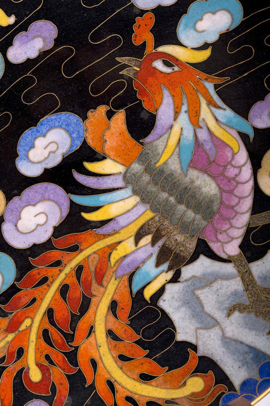 无人,竖图,室内,特写,白天,正面,幸福,鸟,静物,珐琅,装饰,纹路,凤凰,鸟类,纹理,和谐,华丽,修饰,吉祥,点缀,图腾,肌理,凤,衬托,美观,雅致,雅观,祥瑞,凰,丹鸟,鶤鸡,威凤,搪瓷,景泰蓝,半身,彩图