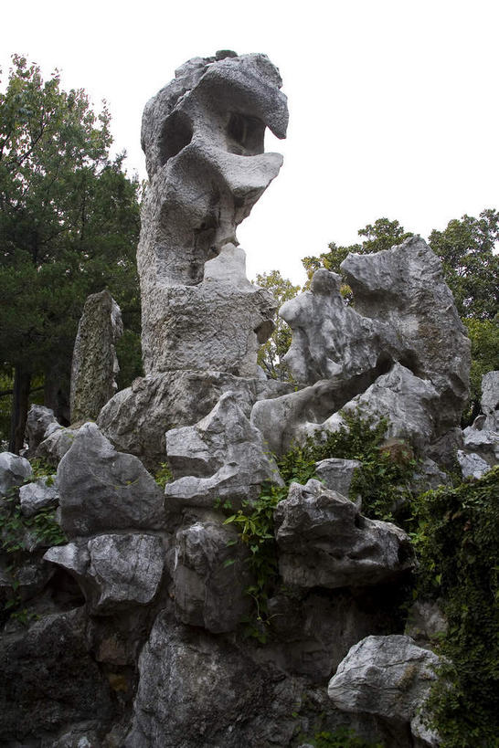 无人,竖图,室外,白天,仰视,旅游,度假,河流,礁石,石头,名胜古迹,水,植物,标志建筑,地标,建筑,中国,亚洲,阴影,遗迹,光线,石子,瓦片,影子,亭子,屋顶,屋檐,河水,水流,顶棚,古迹,文物,娱乐,建设,古建筑,江苏,苏州,檐,树,树木,绿色,天空,阳光,自然,凉亭,天,享受,休闲,旅游胜地,放松,生长,成长,古文明,东亚,江苏省,苏州市,中华人民共和国,华东地区,苏,阊门,姑苏区,留园,礁,石块,岩石,彩图,低角度拍摄,姑苏,飞檐,吴门