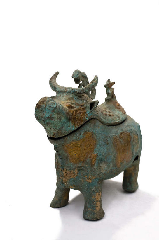 无人,竖图,室内,特写,白天,白色背景,正面,静物,杯子,金属制品,金属,一个,酒杯,摄影,影棚,单个,摄影棚,樽,青铜,青铜器,彩图,全身,影棚拍摄,拍摄,青铜制品,错金银云纹青铜犀尊