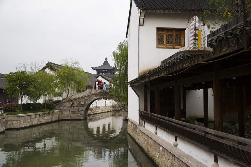 无人,家,横图,室外,白天,正面,旅游,度假,湖,湖泊,名胜古迹,日落,水,植物,标志建筑,地标,建筑,桥梁,中国,亚洲,遗迹,瓦片,房屋,屋顶,屋檐,屋子,湖面,水流,水面,晚霞,霞光,落日,桥,顶棚,古迹,文物,娱乐,建设,古建筑,石桥,浙江,楼房,檐,拱桥,住宅,树,树木,浙江省,绿色,倒影,自然,黄昏,湖水,享受,休闲,旅游胜地,彩霞,放松,拱形,生长,成长,人行桥,石拱桥,倒映,古文明,东亚,绍兴,柯岩,中华人民共和国,华东地区,浙,绍兴市,夕照,反照,薄暮,夕阳,彩图,傍晚,房子,柯岩风景区,绍兴柯岩风景区,斜阳