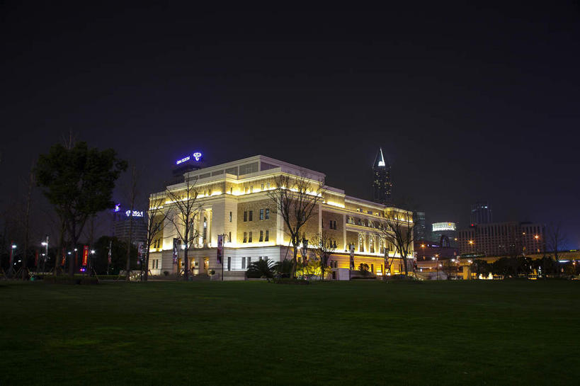 无人,音乐厅,横图,室外,夜晚,仰视,旅游,度假,草地,草坪,植物,窗户,标志建筑,地标,建筑,路灯,照明,上海,中国,亚洲,阴影,光线,影子,墙,灯光,娱乐,建设,玻璃窗,墙壁,墙面,灯,草,树,树木,绿色,自然,享受,休闲,旅游胜地,放松,生长,成长,照亮,申,照明设备,黄浦区,东亚,南京大戏院,上海音乐厅,延安东路,上海市,中华人民共和国,沪,华东地区,彩图,低角度拍摄,演奏厅