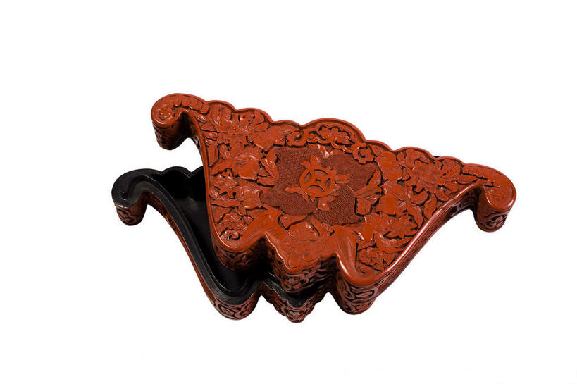 无人,横图,俯视,室内,特写,白天,白色背景,绘画,装修,桌子,静物,工艺美术品,漆器,雕塑,阴影,艺术,装饰,反射,纹路,材料,雕刻,雕像,浮雕,纹理,影子,褐色,艺术品,古典,文化,文物,装潢,一个,工艺品,打开,摄影,影棚,单个,古董,纪念,工艺,保护,涂料,美术,开启,古物,摄影棚,主题,陈列,古玩,肌理,功能,美学,画画,彩图,高角度拍摄,影棚拍摄,拍摄,浅浮雕,凡立水,绝缘漆,清漆