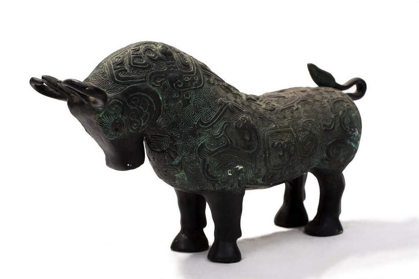 无人,站,横图,室内,特写,白天,白色背景,侧面,牛,静物,杯子,金属制品,雕塑,一头,阴影,艺术,装饰,生锈,反射,纹路,金属,雕刻,雕像,纹理,影子,古典,注视,文化,文物,一个,动物,酒杯,工艺品,低头,观察,看,站着,家畜,摄影,牲畜,影棚,单个,古董,观看,纪念,腐蚀,侵蚀,美术,察看,古物,关注,摄影棚,樽,主题,陈列,古玩,肌理,青铜,功能,美学,青铜器,垂头,腐化,锈迹斑斑,站立,彩图,全身,影棚拍摄,拍摄,青铜制品,牛尊,牺尊