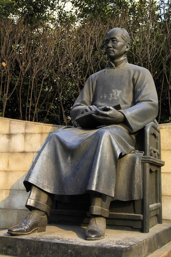 东方人,一个人,无人,坐,竖图,室外,白天,正面,民族服装,度假,美景,树林,植物,城市风光,城市,雕塑,上海,中国,亚洲,仅一个男性,仅一个人,阴影,服装,艺术,装饰,光线,雕刻,雕像,影子,景观,注视,黄种人,娱乐,树,树木,仅一个年轻男性,一个,衣服,绿色,阳光,自然,工艺品,观察,看,靠,靠着,倚靠,享受,休闲,景色,放松,搭,服饰,生长,单个,成长,观看,纪念,美术,申,察看,倚着,衣着,穿着,搭着,关注,主题,陈列,东亚,静安区,上海市,华山路,中华人民共和国,沪,华东地区,功能,美学,教育家,政治家,革命家,衣饰,男人,男性,年轻男性,亚洲人,坐着,彩图,全身,传统服装,民俗服,蔡元培,鹤卿,仲申,上海蔡元培故居