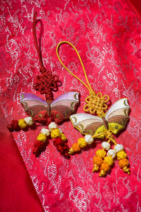 无人,竖图,俯视,室内,特写,白天,白色背景,静物,刺绣,花纹,艺术,纹路,布,图案,纹理,手工艺品,布纹,文化,两个,黄色,红色,工艺品,中国结,摄影,影棚,绣,布匹,高雅,摄影棚,饰物,肌理,自信心,品位,彩图,高角度拍摄,影棚拍摄,拍摄,女红,针绣,针黹,黹