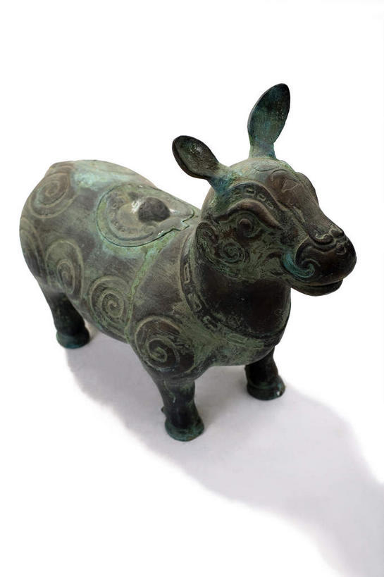 无人,站,竖图,俯视,室内,特写,白天,白色背景,牛,静物,杯子,金属制品,雕塑,一头,艺术,装饰,生锈,纹路,金属,雕刻,雕像,纹理,古典,文化,文物,一个,动物,酒杯,工艺品,站着,家畜,摄影,牲畜,影棚,单个,古董,纪念,腐蚀,侵蚀,美术,古物,摄影棚,樽,主题,陈列,古玩,肌理,青铜,功能,美学,青铜器,腐化,锈迹斑斑,站立,彩图,高角度拍摄,全身,影棚拍摄,拍摄,青铜制品,牛尊,牺尊,云纹牺尊