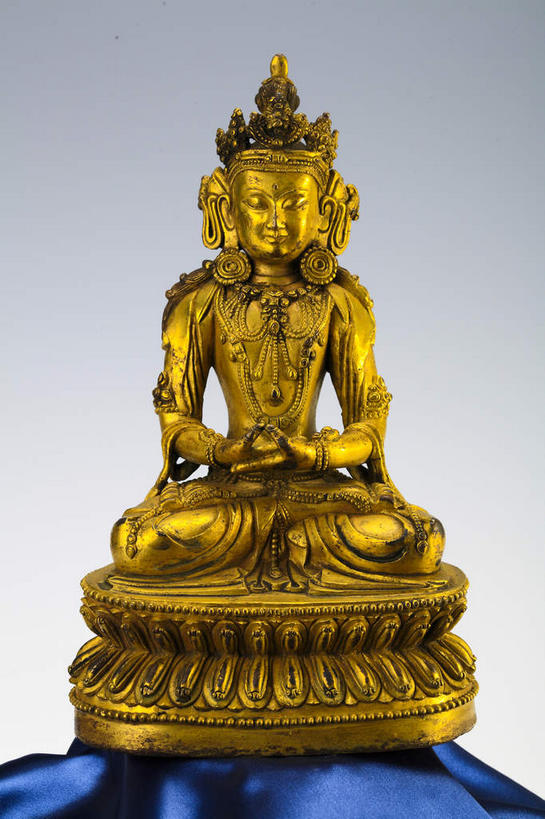 东方人,一个人,无人,坐,闭眼,盘腿,竖图,室内,特写,白天,正面,民族服装,静物,帽子,项链,雕塑,亚洲,仅一个男性,仅一个人,阴影,花纹,灰色背景,服装,节日,艺术,装饰,反射,布,雕刻,雕像,图案,影子,古典,布纹,黄种人,文化,文物,装饰品,仅一个年轻男性,一个,衣服,蓝色,耳环,饰品,首饰,工艺品,祈祷,手势,健康,金色,搭,许愿,摄影,宗教,服饰,佛教,信仰,影棚,单个,古董,纪念,祈求,布匹,美术,衣着,古物,穿着,搭着,摄影棚,主题,陈列,古玩,佛祖,佛陀,功能,美学,耳饰,衣饰,释教,平安,男人,男性,年轻男性,亚洲人,闭眼睛,闭着眼,闭着眼睛,盘腿而坐,盘膝,盘着腿的,盘着腿坐,双腿交叉,坐着,彩图,全身,影棚拍摄,传统服装,民俗服,拍摄,打手势