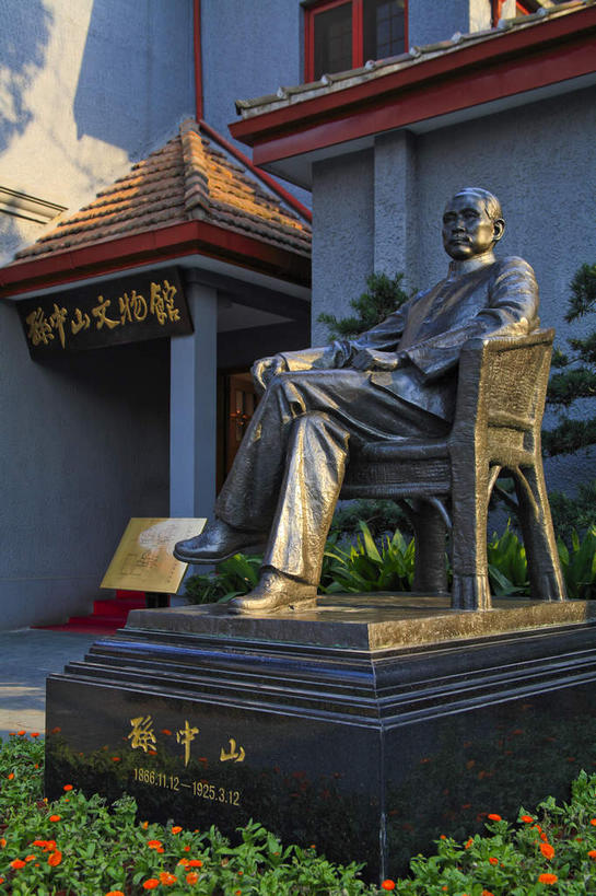 东方人,一个人,无人,家,坐,竖图,室外,白天,侧面,旅游,度假,植物,窗户,门,标志建筑,地标,建筑,椅子,雕塑,上海,中国,亚洲,仅一个男性,仅一个人,仅一个中年男性,一块,一张,吊挂,悬挂,阴影,服装,艺术,装饰,盛开,光线,标志,雕刻,雕像,牌匾,文字,影子,柱子,字符,房屋,木椅,墙,屋子,二郎腿,挂,花蕾,注视,黄种人,文化,娱乐,标识,建设,楼房,玻璃窗,墙壁,墙面,住宅,花,花瓣,花朵,鲜花,树,树木,衣服,绿色,阳光,自然,工艺品,门框,花苞,花蕊,观察,看,靠,靠着,倚靠,享受,休闲,汉字,旅游胜地,放松,搭,服饰,生长,成长,观看,纪念,美术,申,察看,国民党,倚着,衣着,穿着,搭着,关注,中文,主题,陈列,黄浦区,东亚,辛亥革命,孙中山,上海市,国父纪念馆,中华人民共和国,沪,华东地区,功能,美学,国文,华文,政治家,革命家,衣饰,历史人物,三民主义,孙文,孙逸仙,中山樵,上海孙中山故居纪念馆,男人,男性,中年男性,亚洲人,坐着,彩图,全身,房子,孙中山故居纪念馆,香山路,莫利爱路,上海孙中山故居,上海中山故居