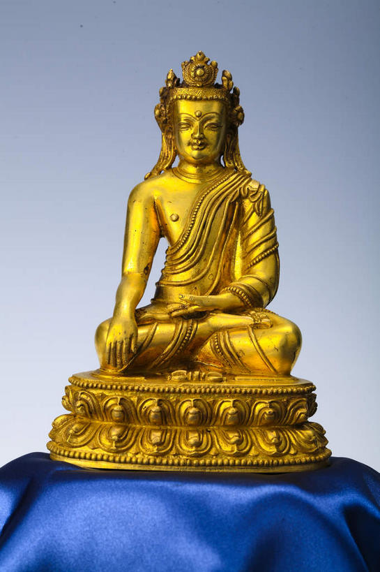 东方人,一个人,无人,坐,闭眼,盘腿,竖图,室内,特写,白天,正面,民族服装,静物,帽子,项链,雕塑,亚洲,仅一个男性,仅一个人,花纹,灰色背景,服装,节日,艺术,装饰,布,雕刻,雕像,图案,古典,布纹,黄种人,文化,文物,装饰品,仅一个年轻男性,一个,衣服,蓝色,耳环,饰品,首饰,工艺品,祈祷,手势,健康,金色,搭,许愿,摄影,宗教,服饰,佛教,信仰,影棚,单个,古董,纪念,祈求,布匹,美术,衣着,古物,穿着,搭着,摄影棚,主题,陈列,古玩,佛祖,佛陀,功能,美学,耳饰,衣饰,释教,平安,男人,男性,年轻男性,亚洲人,闭眼睛,闭着眼,闭着眼睛,盘腿而坐,盘膝,盘着腿的,盘着腿坐,双腿交叉,坐着,彩图,全身,影棚拍摄,传统服装,民俗服,拍摄,打手势